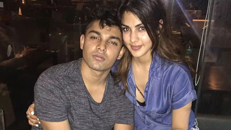 ভাইয়ের কাছ থেকেই গাঁজার ডেলিভারি নিতেন রিয়া